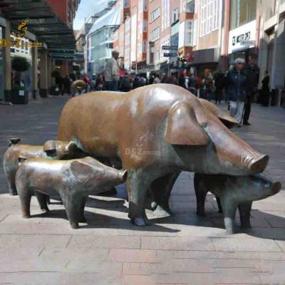 Large size family pig sculpture for plaze park ornaments