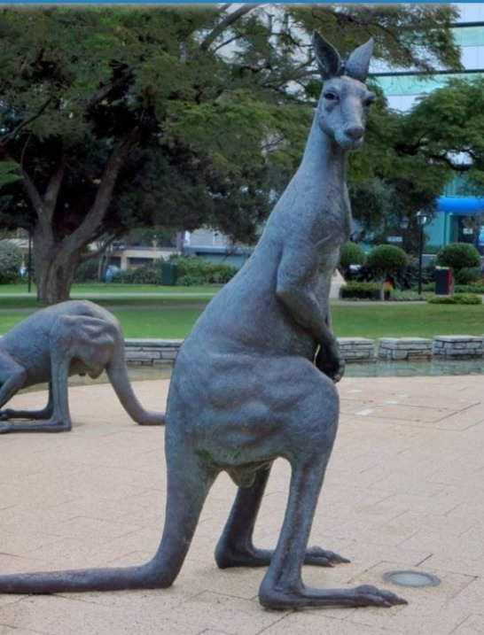 Hand made best quality height 2m bronze casting metal kangaroo sculpture for garden decor